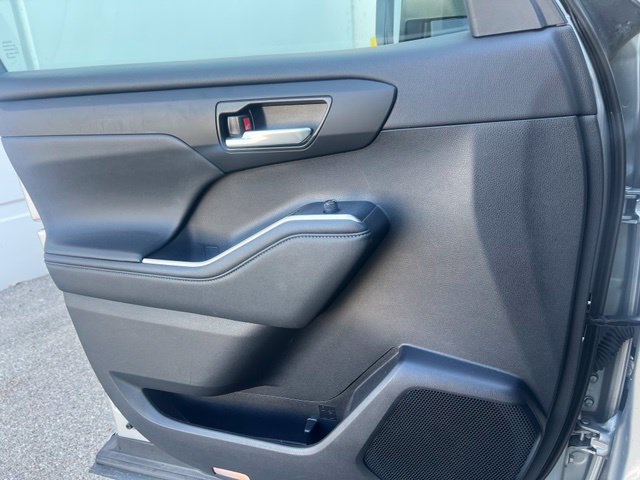 Used 2021 Toyota Highlander XLE AWD/4WD image 19