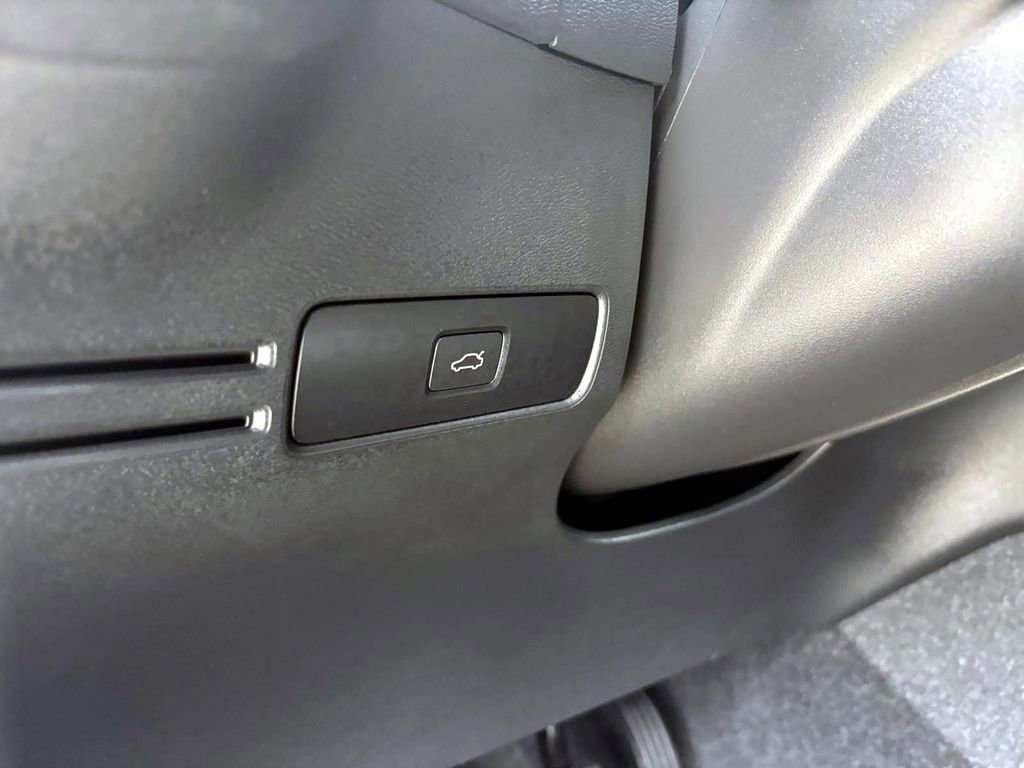 Used 2025 Volvo XC40 B5 Core image 14