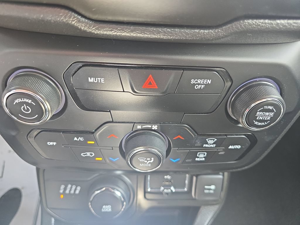Used 2020 Jeep Renegade Limited w/ UConnect 8.4 Nav Group AWD/4WD image 32