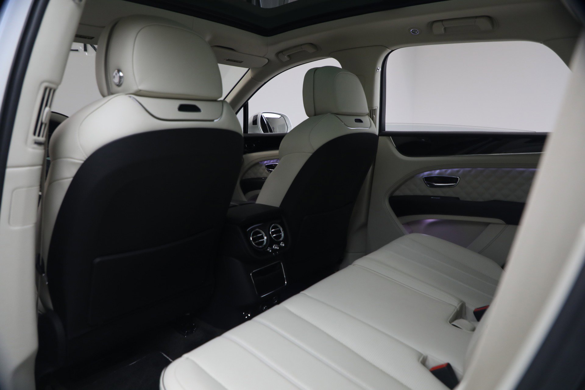 Used 2022 Bentley Bentayga AWD/4WD image 22