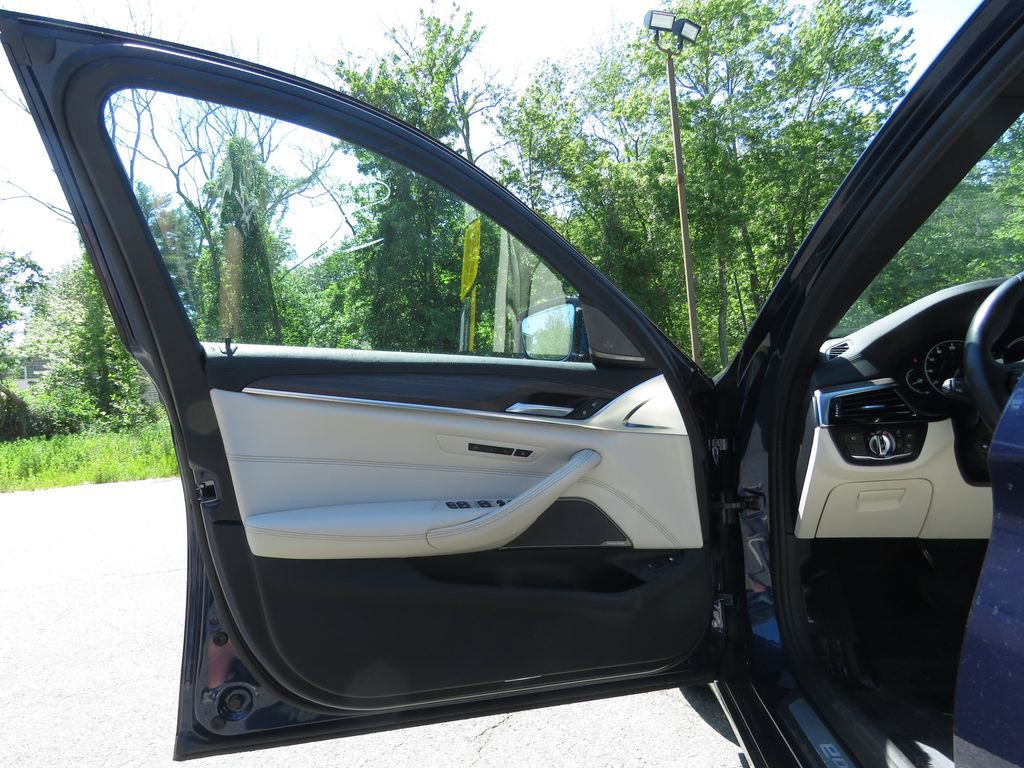 Used 2018 BMW 530e xDrive AWD/4WD image 9