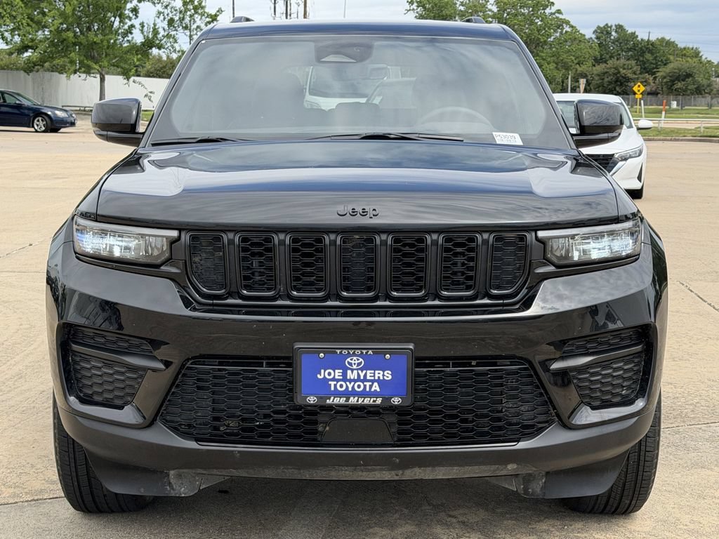Used 2025 Jeep Grand Cherokee Altitude AWD/4WD image 3