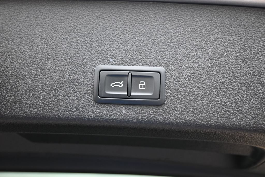 Used 2022 Audi e-tron Premium Plus w/ Premium Plus Package AWD/4WD image 17