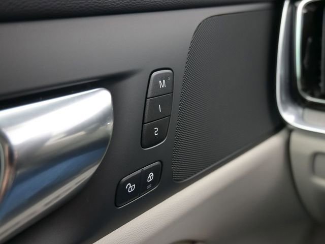 Used 2024 Volvo V60 B5 Cross Country Plus image 29