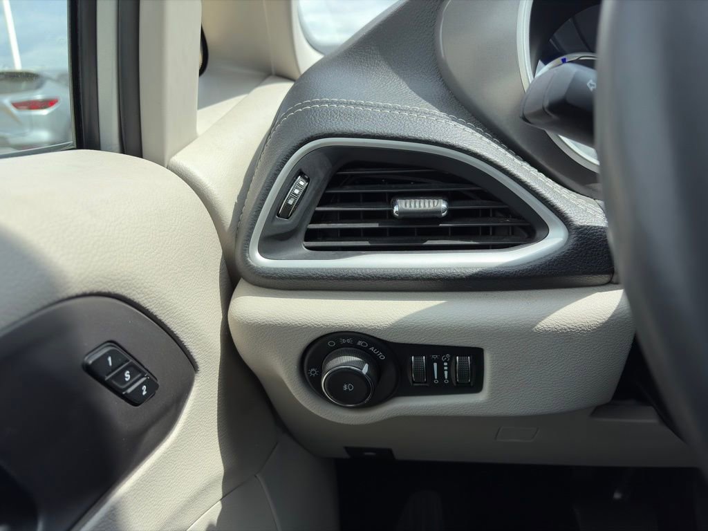 Used 2023 Chrysler Pacifica Touring-L image 16