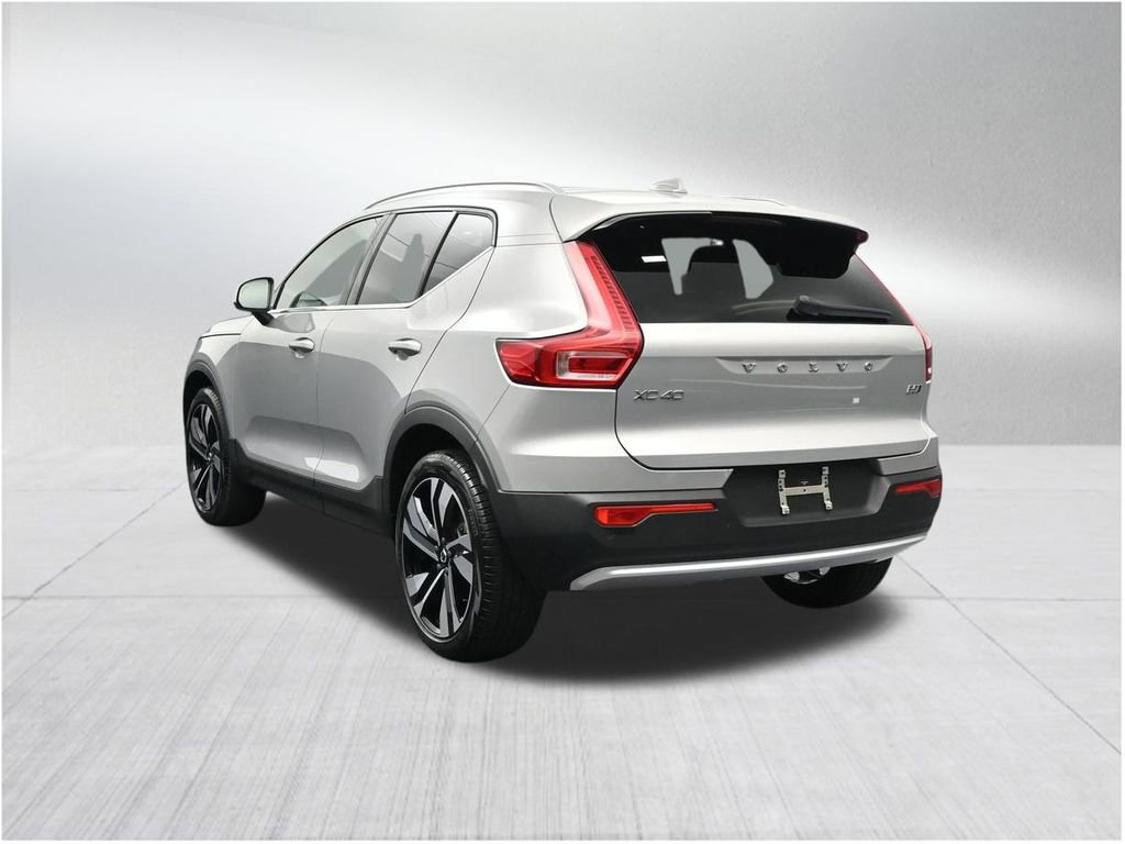 Used 2023 Volvo XC40 B5 Plus AWD/4WD image 3