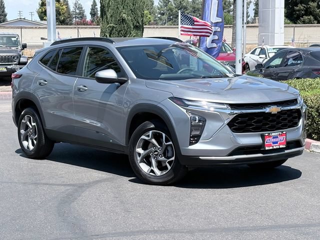 Used 2025 Chevrolet Trax LT FWD image 2
