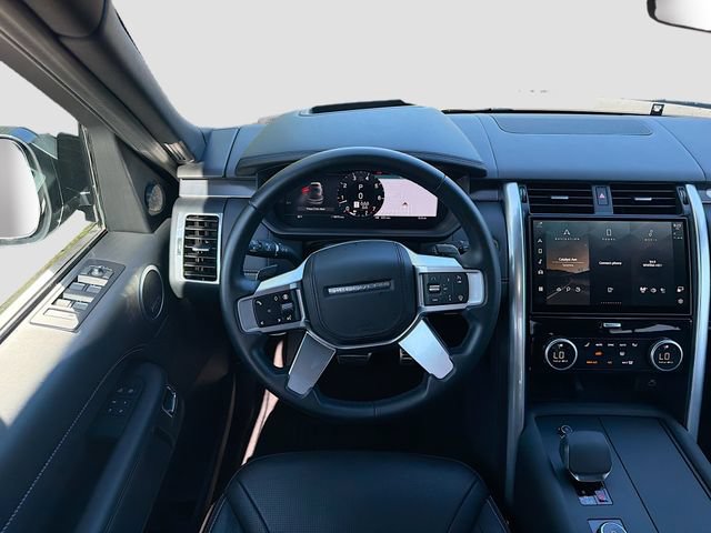 Used 2025 Land Rover Discovery Metropolitan Edition AWD/4WD image 18