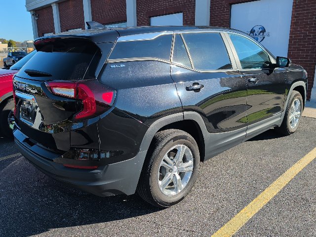Used 2024 GMC Terrain SLE FWD image 2