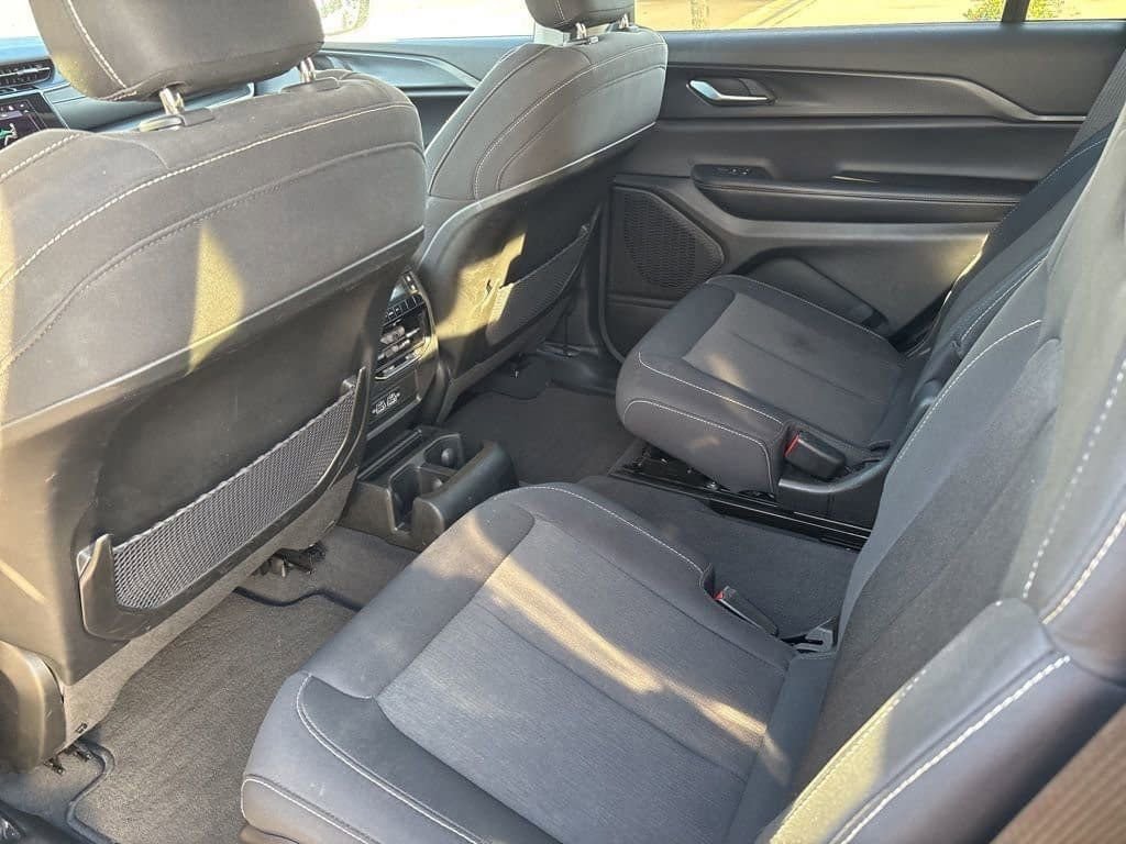 Used 2023 Jeep Grand Cherokee L Laredo image 17