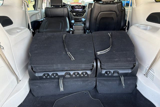 Used 2024 Chrysler Pacifica Limited FWD image 19