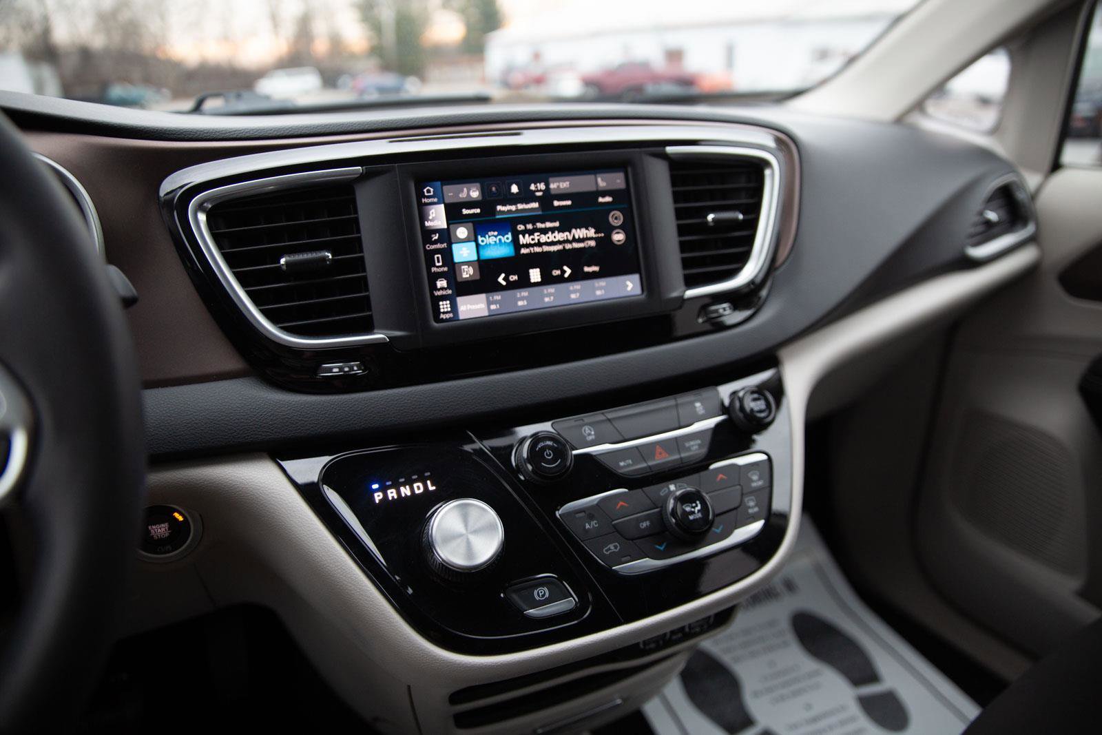 Used 2023 Chrysler Voyager LX image 13