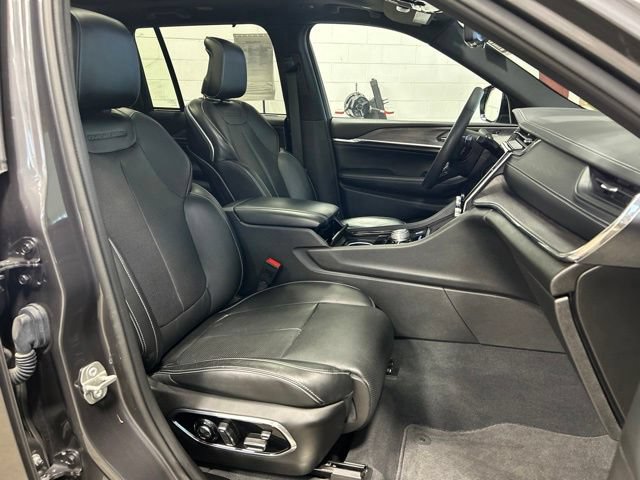 Used 2023 Jeep Grand Cherokee Overland w/ Luxury Tech Group IV AWD/4WD image 12