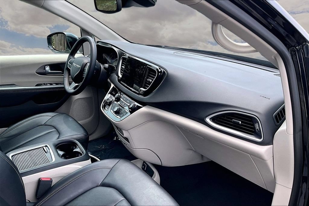 Used 2024 Chrysler Pacifica Touring-L FWD image 27