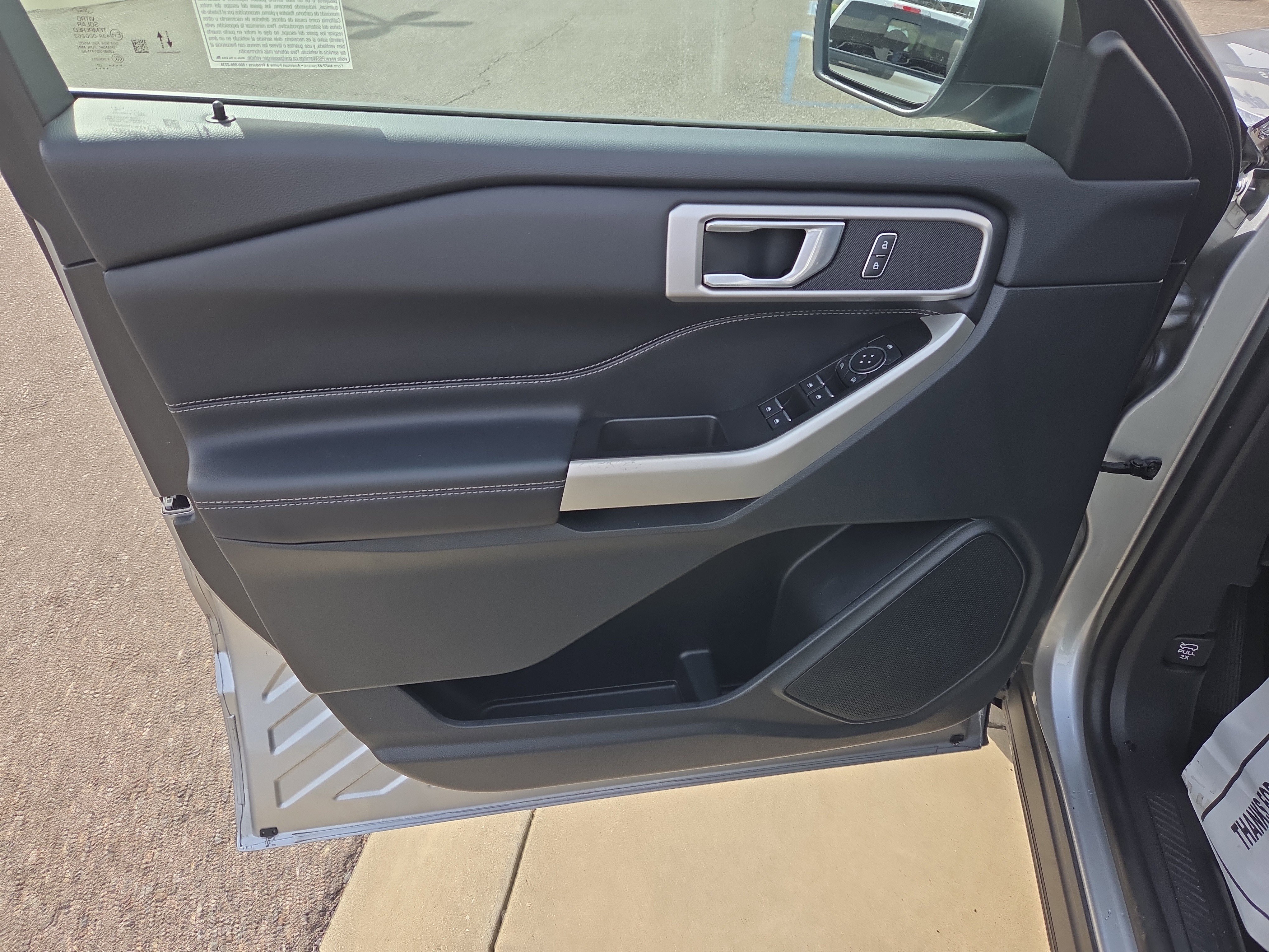 Used 2022 Ford Explorer XLT image 11