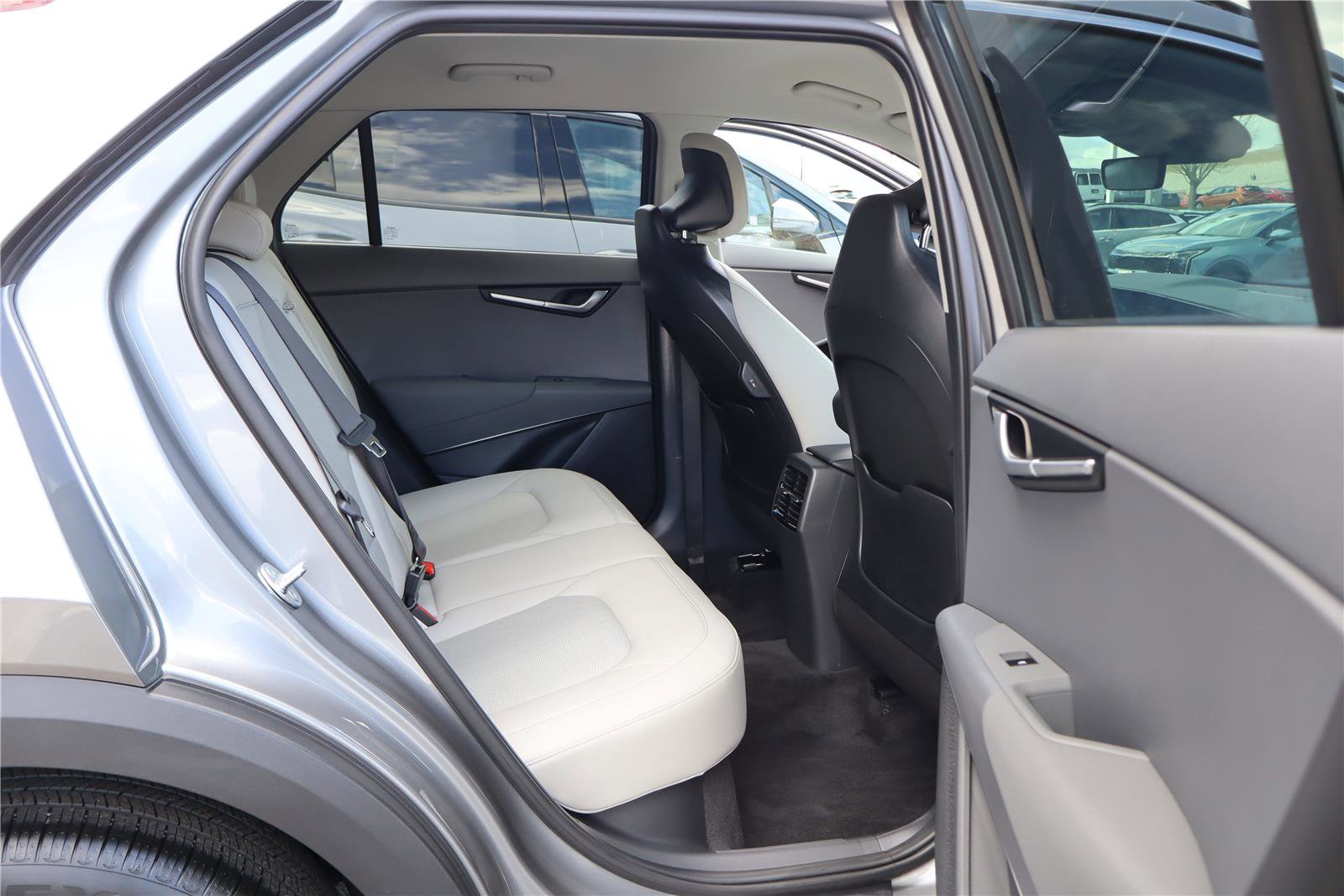 Certified 2025 Kia Niro EX image 29