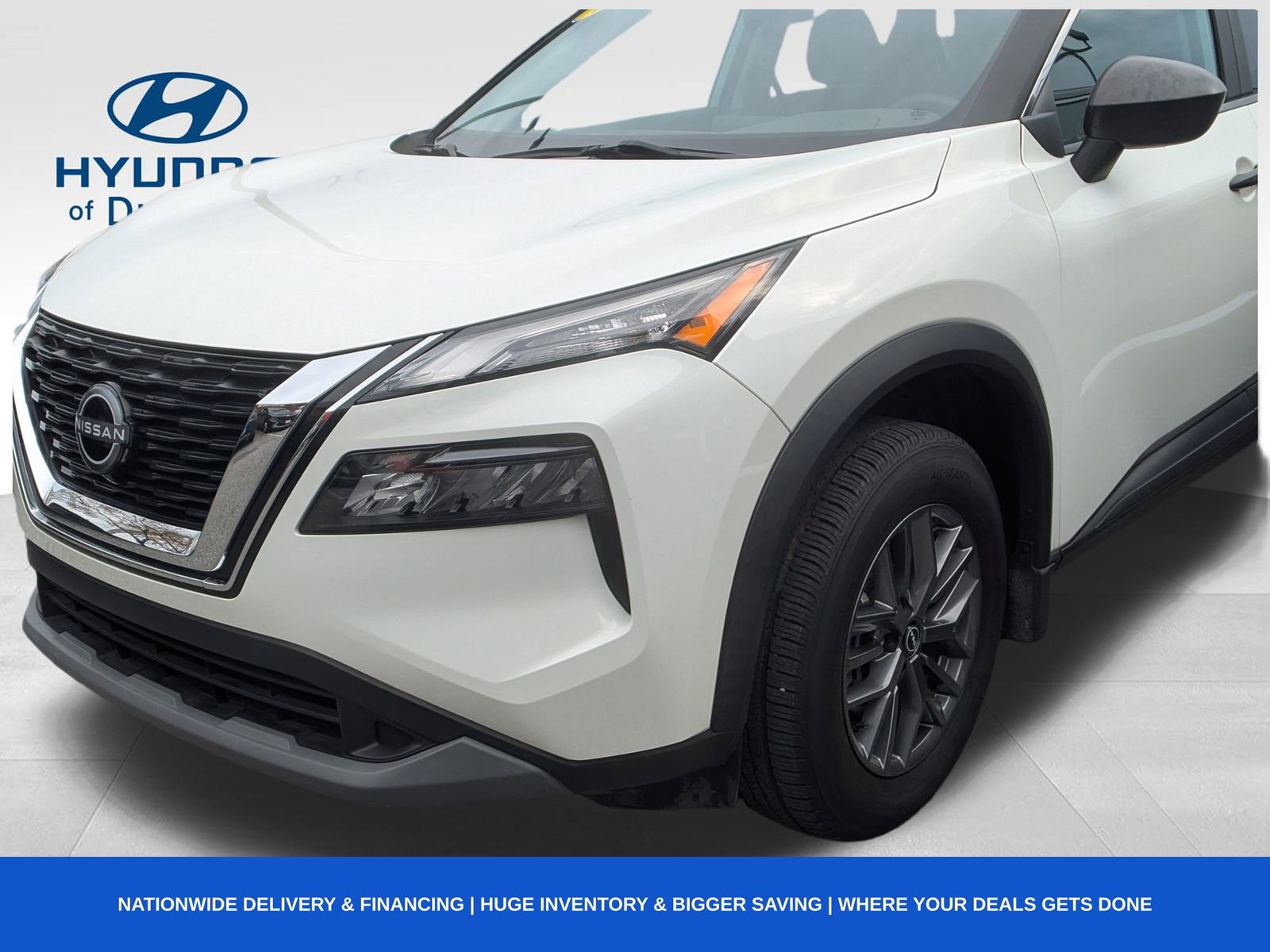 Used 2023 Nissan Rogue S image 2