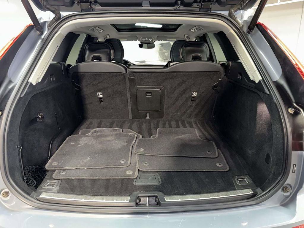 Used 2023 Volvo XC60 T8 Plus image 17