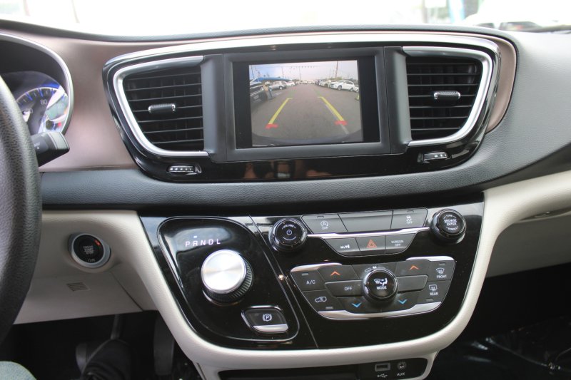 Used 2020 Chrysler Voyager LX image 15