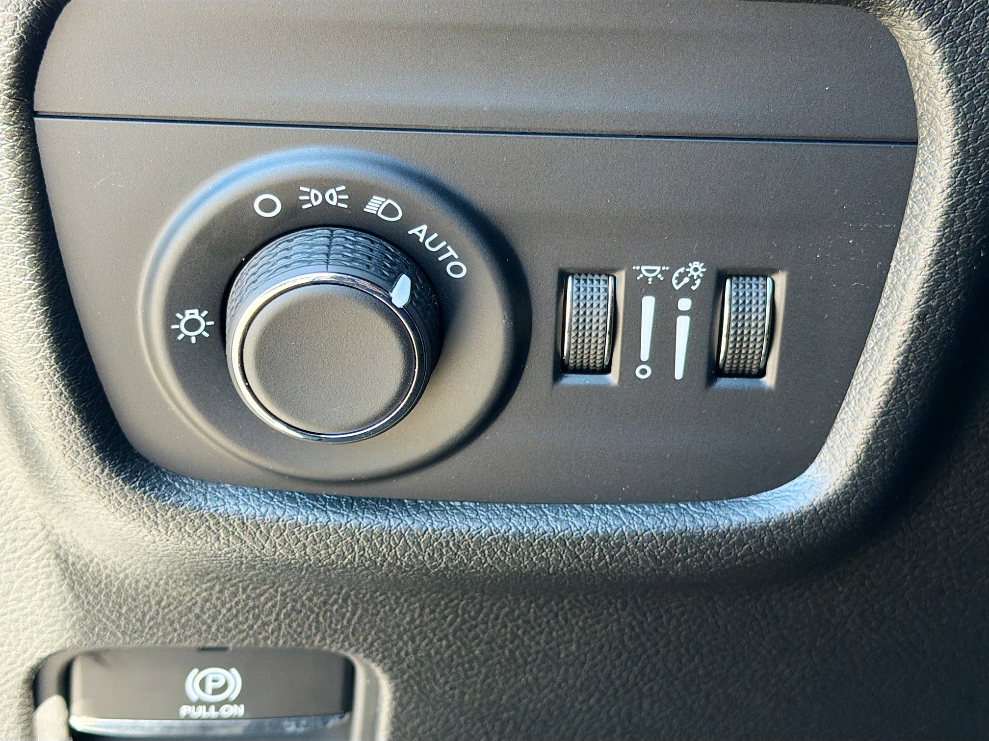 Used 2025 Jeep Grand Cherokee Laredo X image 30