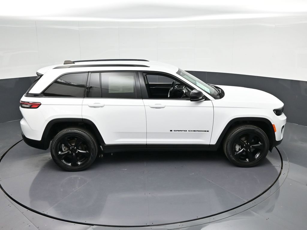 Used 2024 Jeep Grand Cherokee Limited w/ Black Appearance Package AWD/4WD image 27