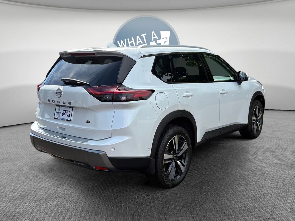 Used 2025 Nissan Rogue SL FWD image 3