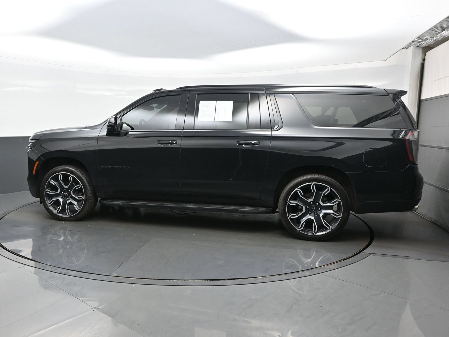Used 2025 Chevrolet Suburban RST w/ RST Capability Package AWD/4WD image 4