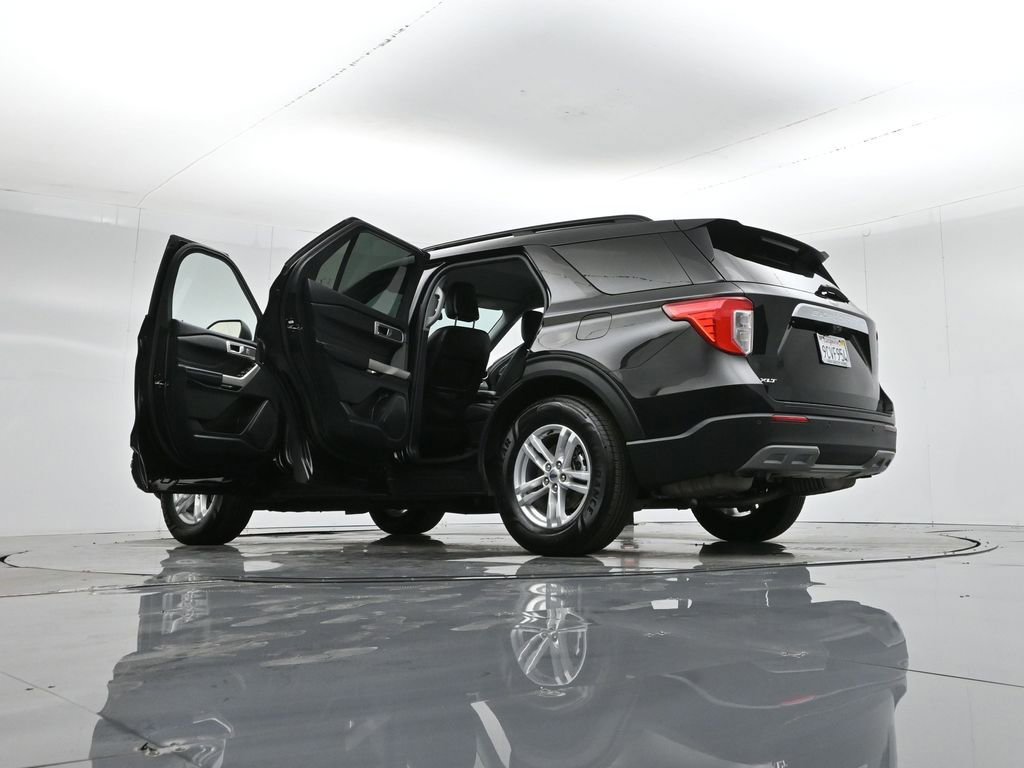 Certified 2022 Ford Explorer XLT w/ Equipment Group 202A image 4