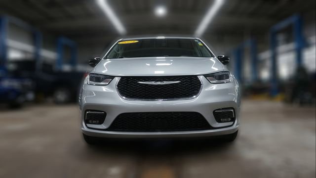 Used 2024 Chrysler Pacifica Touring-L image 2