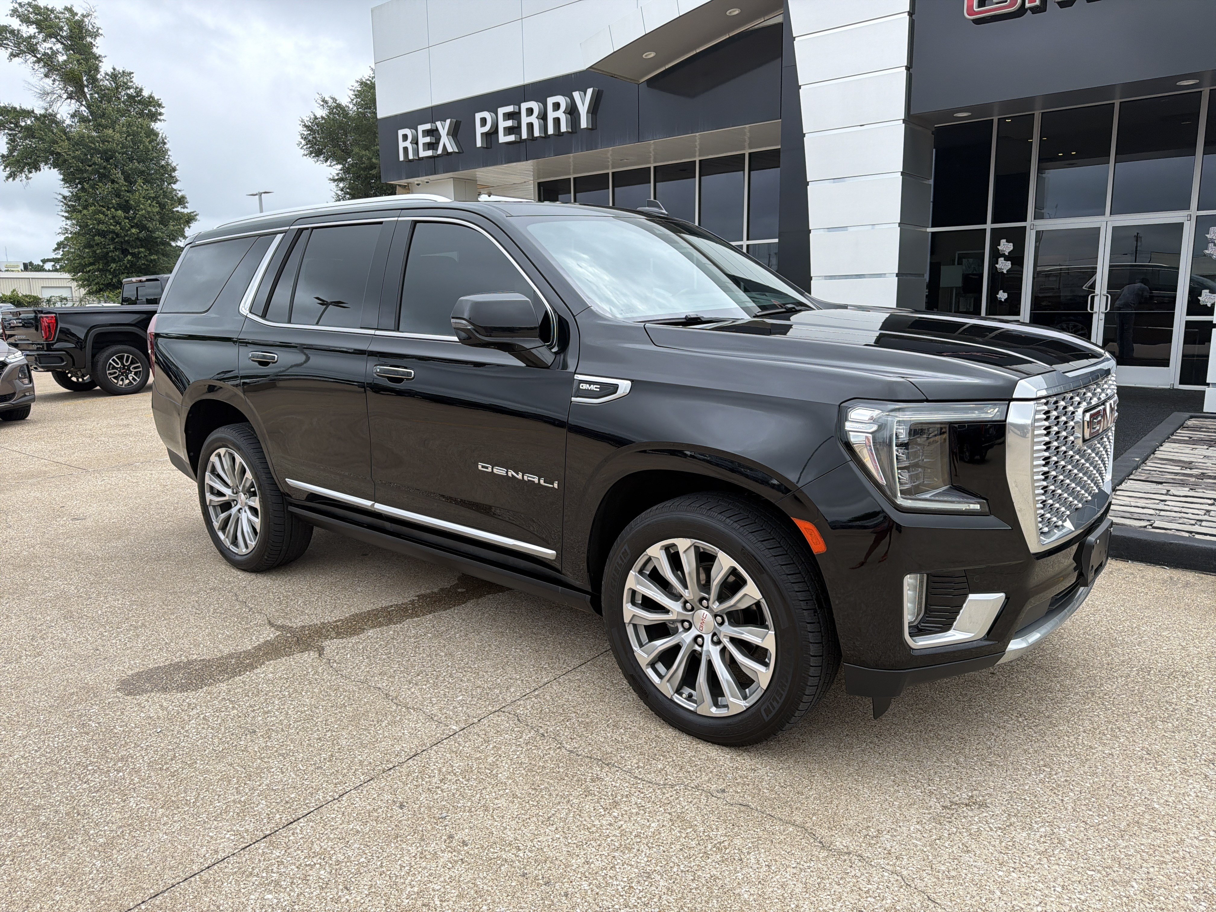 Used 2021 GMC Yukon Denali w/ Denali Premium Package RWD image 2