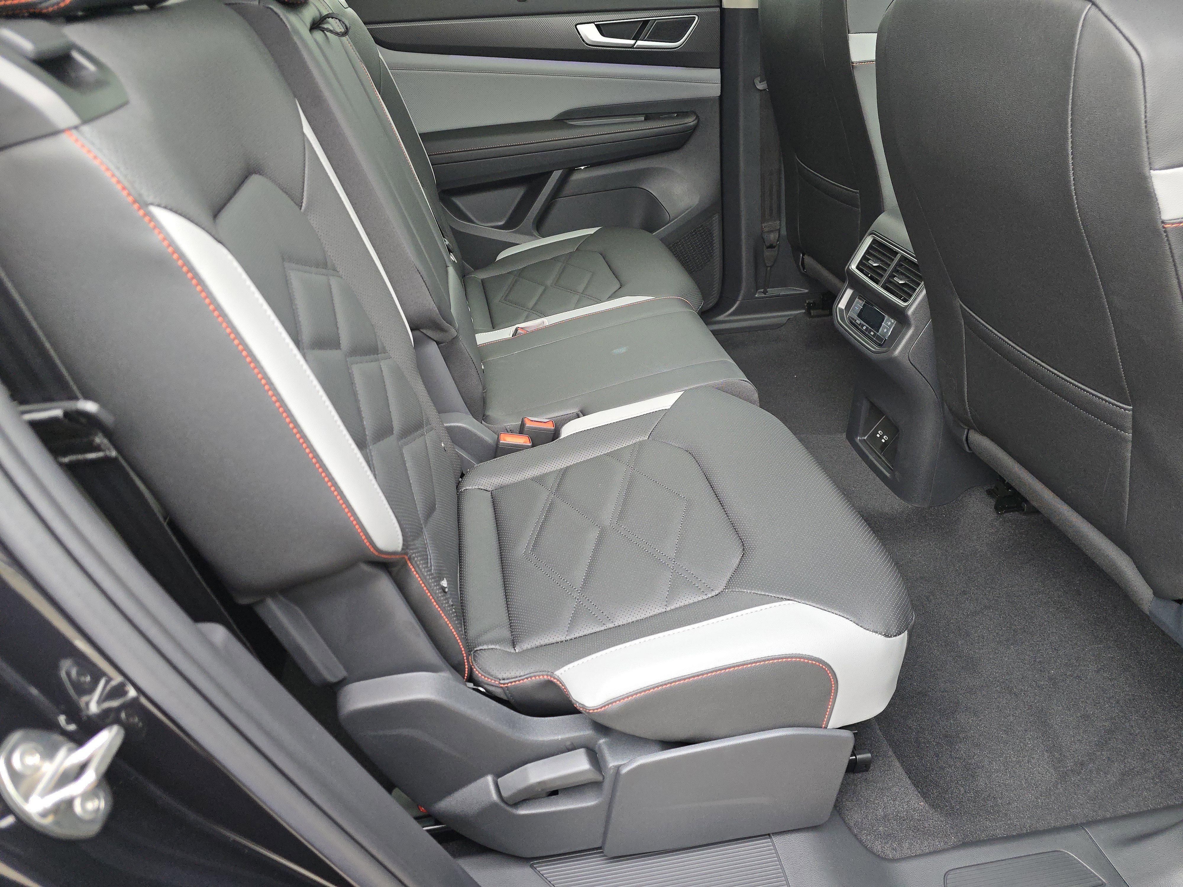 New 2026 Volkswagen Atlas Peak Edition image 16