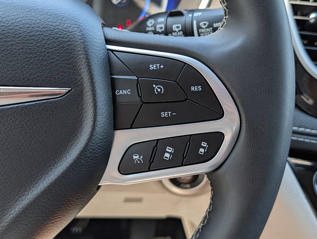 Used 2023 Chrysler Pacifica Touring-L FWD image 23