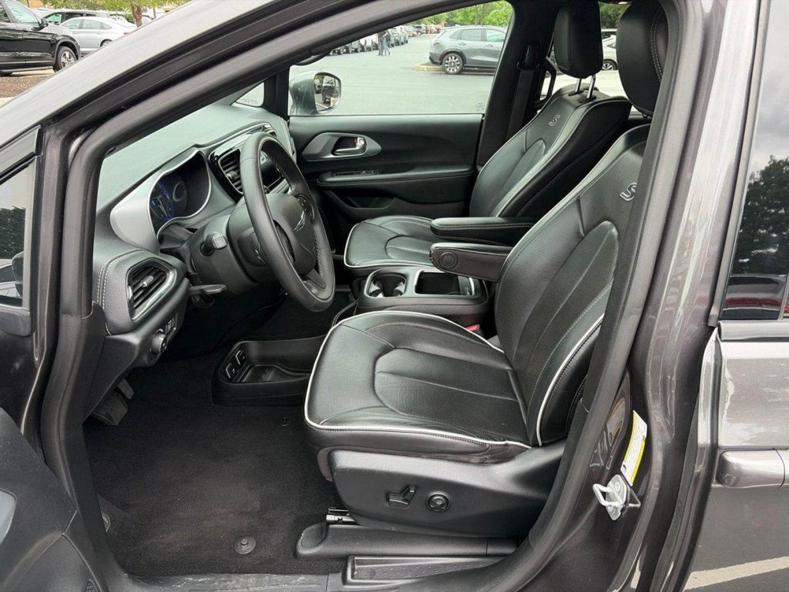 Used 2020 Chrysler Pacifica Limited w/ Advanced Safetytec Group FWD image 11
