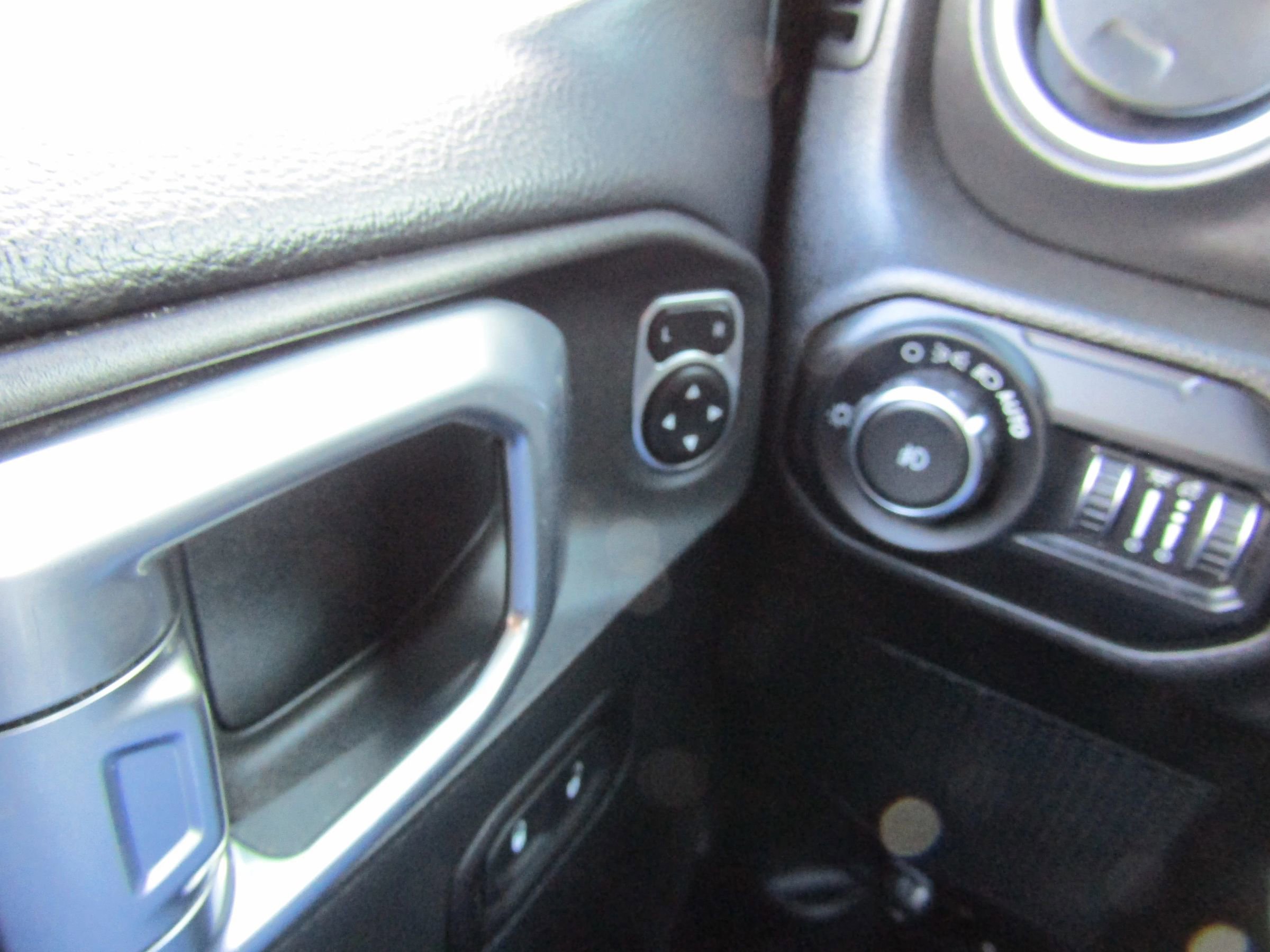 Used 2018 Jeep Wrangler Unlimited Sahara image 31