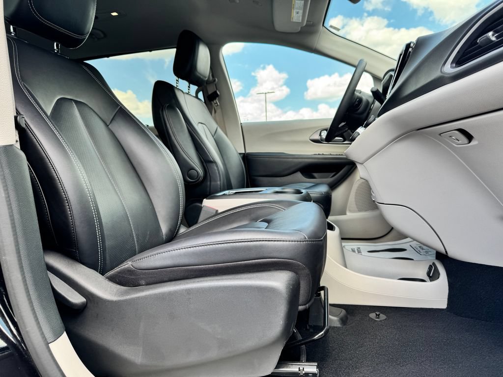 Used 2024 Chrysler Pacifica Touring-L FWD image 10