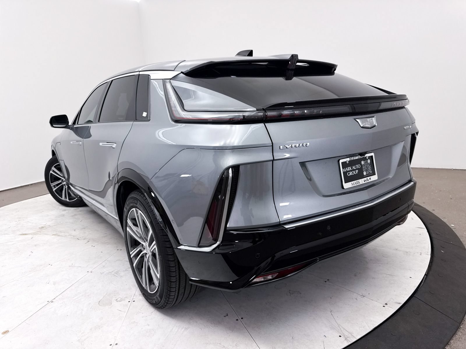 Used 2024 Cadillac Lyriq Luxury AWD/4WD image 8