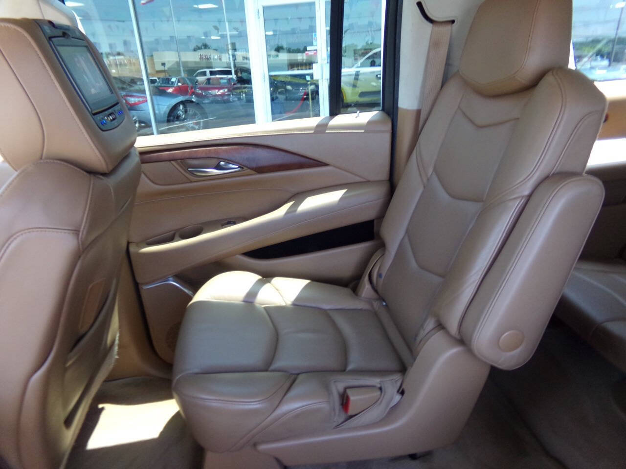 Used 2016 Cadillac Escalade ESV Platinum AWD/4WD image 16