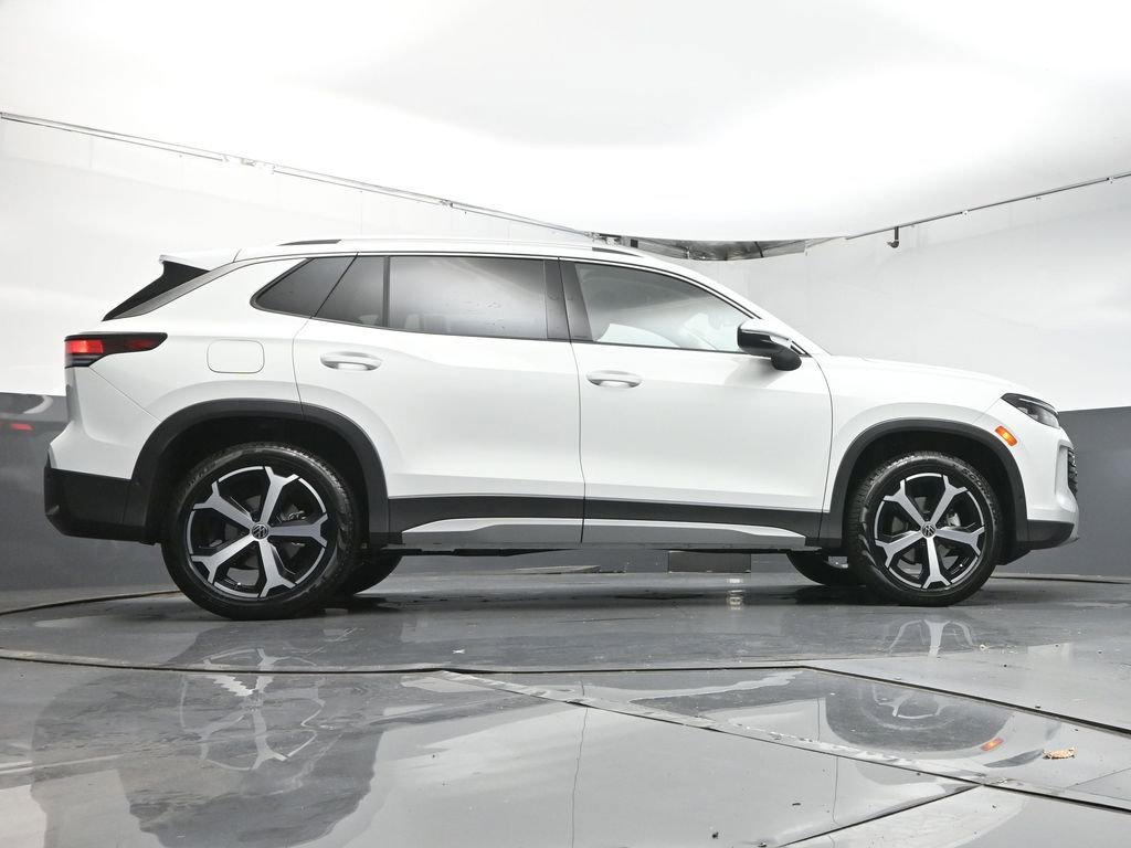 Used 2025 Volkswagen Tiguan SE image 41