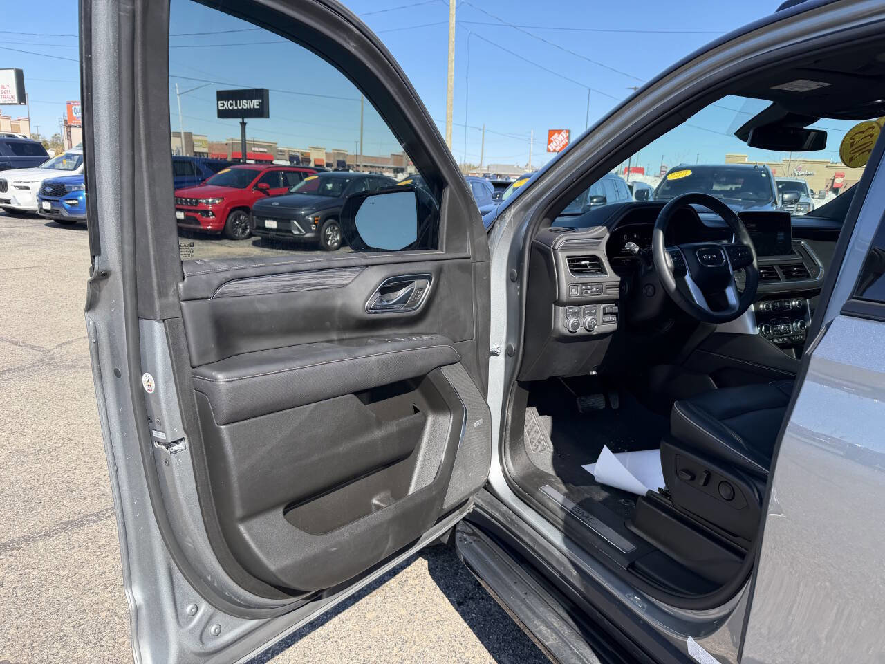 Used 2023 GMC Yukon SLT w/ SLT Luxury Package image 12