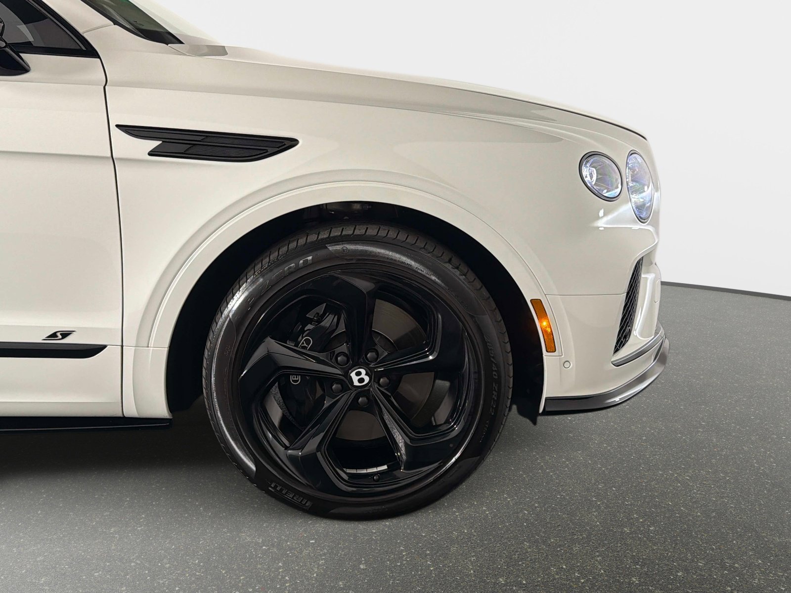 Used 2024 Bentley Bentayga Plug-In Hybrid image 21