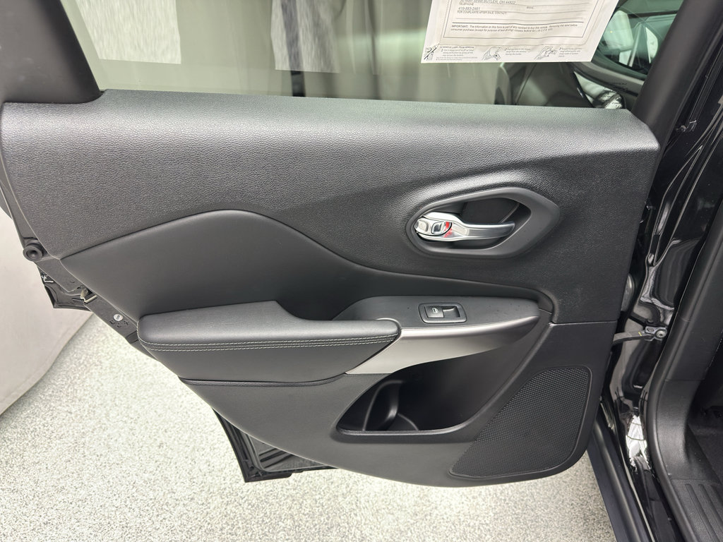 Used 2022 Jeep Cherokee Limited AWD/4WD image 12