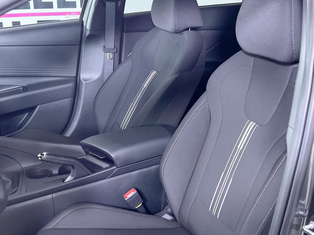 Used 2025 Hyundai Elantra Sport FWD image 13