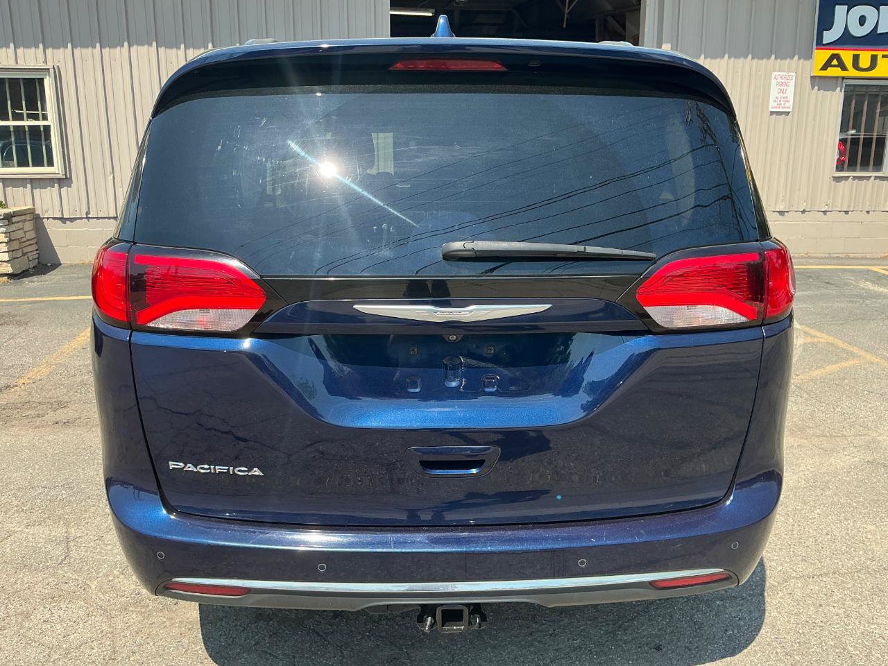 Used 2017 Chrysler Pacifica Touring-L Plus w/ Advanced Safetytec Group FWD image 4