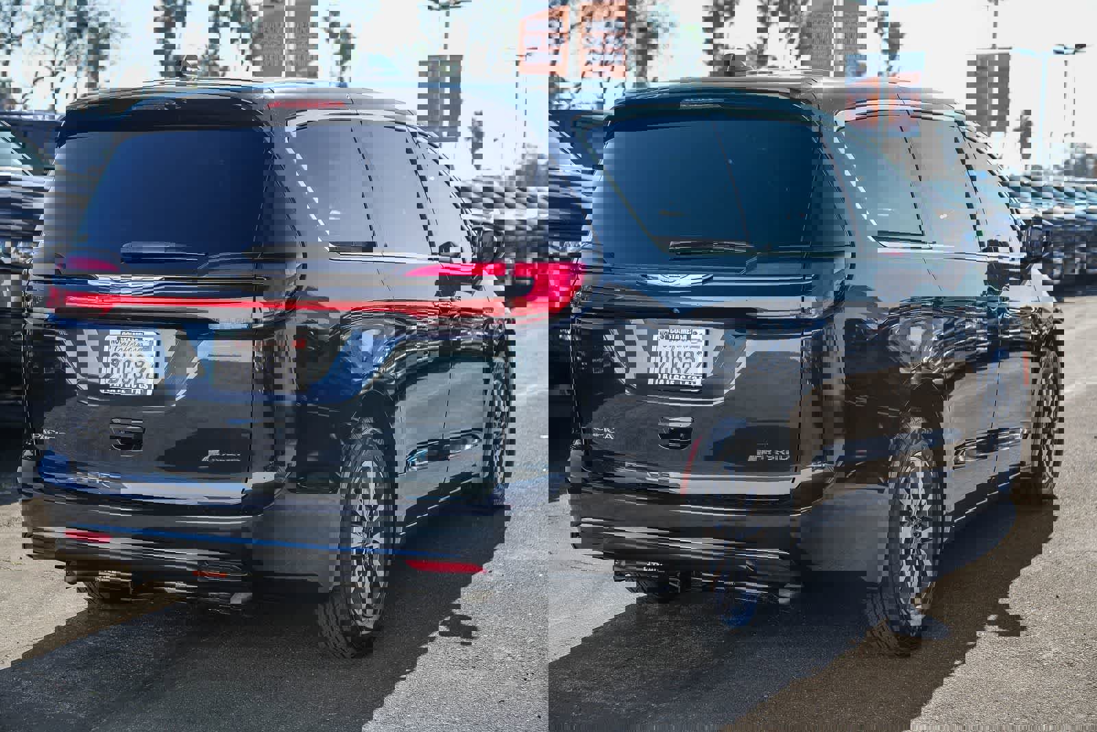 Used 2022 Chrysler Pacifica Touring-L image 4