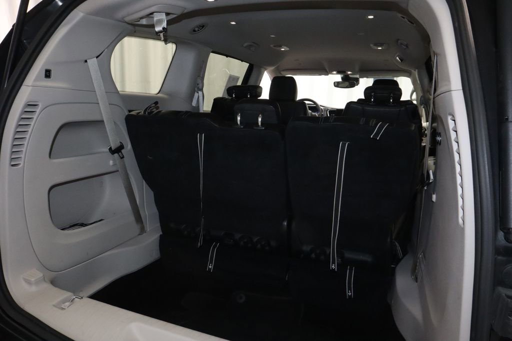 Used 2023 Chrysler Pacifica Touring-L FWD image 13