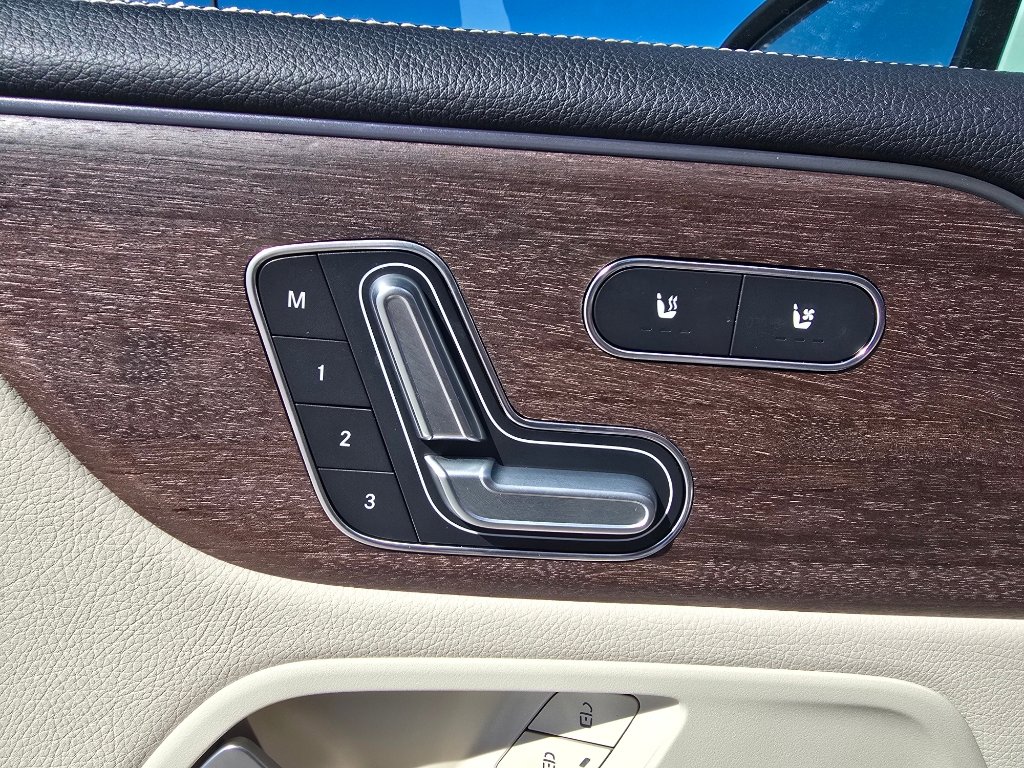 Used 2021 Mercedes-Benz GLB 250 4MATIC w/ Premium Package image 26