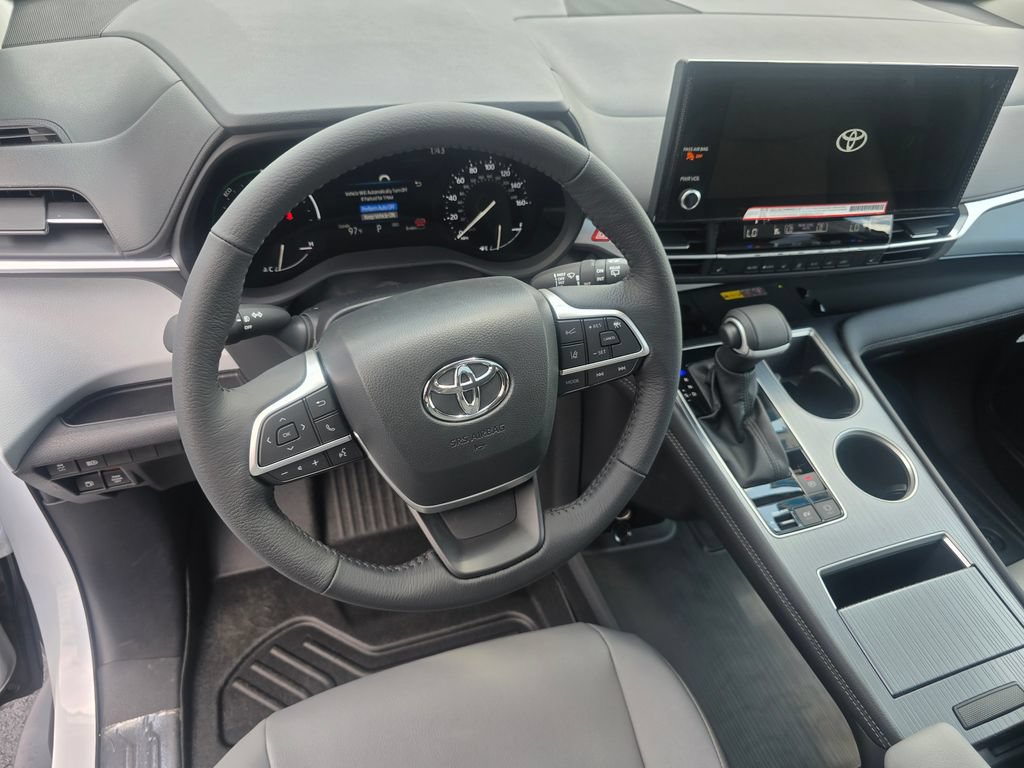 Used 2025 Toyota Sienna XLE FWD image 26
