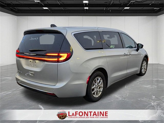 Used 2024 Chrysler Pacifica Touring-L image 5