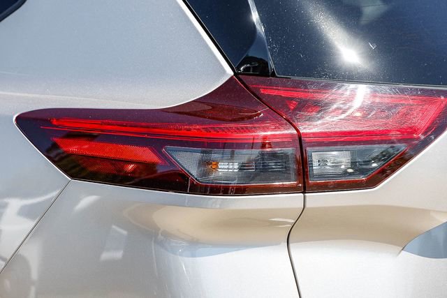 Used 2022 Nissan Rogue Platinum w/ Head-Up Display Package image 10