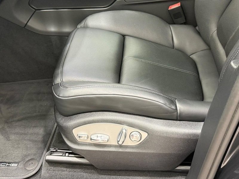 Certified 2025 Porsche Macan AWD/4WD image 26